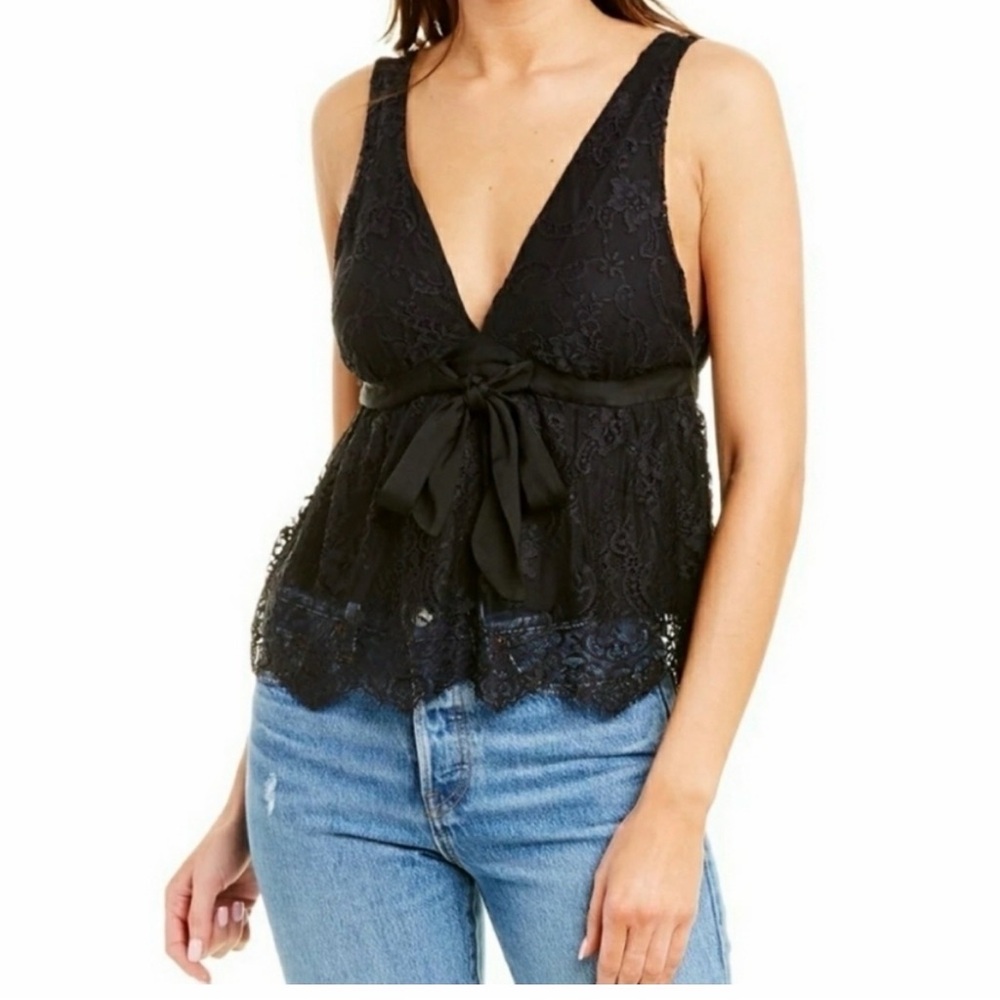 Free People chante Black Lace Sleeveless Blouse
